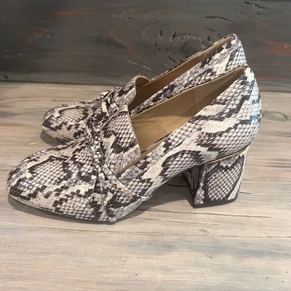 (SOLD) Antonio Melani Women's White Snake Print Shoes - Picture 2 of 5